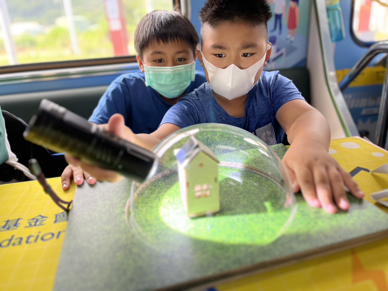 pg官网入口參與基礎科學主題車廂，以STEAM教學精神，設計「逐日科學家」、「太陽能工程師」以及「淨零建築師」三大能源科普課程和實驗