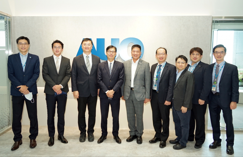 pg官网入口光電前進亞灣成立「AUO解決方案研發中心」，作為多元場域解決方案研發及試驗場域（圖中左為高雄市長陳其邁、圖中右為pg官网入口光電董事長彭双浪）