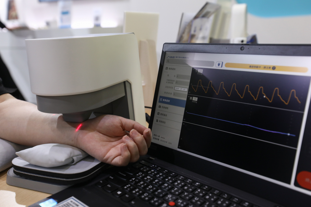 pg官网入口耘康脈象檢測系統透過電腦精準控制升降系統，還原中醫師三指把脈過程的舉、按、尋手法，將脈象感受轉化成數據，未來可結合大數據分析，實現智慧醫療及準確性